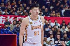 曾凡博被劉傳興撞倒后腦勺著地，劉傳興上一輪空中推王少杰致其受傷