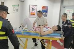 曾凡博被擔(dān)架抬上救護(hù)車：堅(jiān)持打比賽，不愿離開球隊(duì)