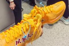 媒體人：小球迷接機擔(dān)心小曾受傷未打擾 但小曾主動簽名