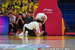 媒體人：山西啦啦隊負責人稱曾凡博摔倒是裝的，未見劉傳興道歉