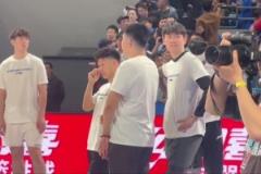 為兄弟而戰！北京全隊賽前穿“We are Fanbo”訓練服熱身訓練