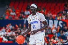 奧莫特半場(chǎng)高效轟下19分，壓哨三分+罰球8中8驚艷全場(chǎng)