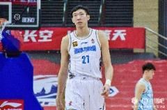 周琦15中11高效空砍26分13板2帽正負值+6全隊最高