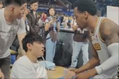 暖心瞬間！曾凡博離場時，對手布朗、奈特、朱俊龍紛紛跑來安慰他