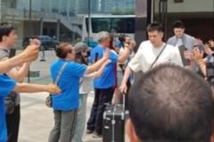 北京男籃赴杭備戰 球迷送行助威盼打回北京