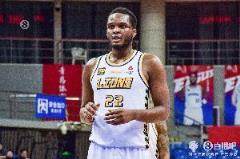 卡爾頓半場高效表現：9中4砍9分9板3助正負值+19