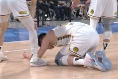 胡金秋籃下被撞倒地痛苦嘔吐