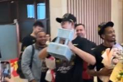 載譽歸來！廣廈今日返杭 趙嘉仁與球隊會合并舉起至尊鼎