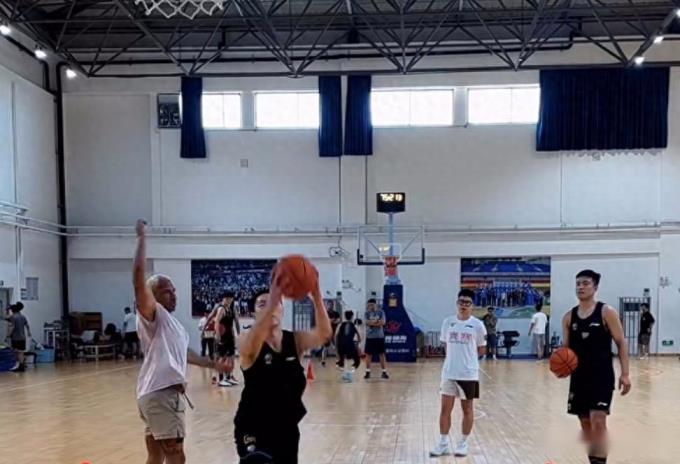 探營廣東二沙集訓基地，胡明軒徐杰杜潤旺亮相談訓練重點