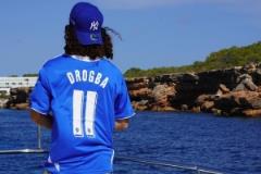 享受假期！庫庫雷利亞曬度假照片穿德羅巴球衣