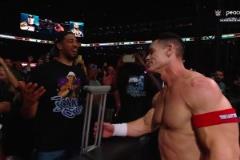 在WWE也能助攻約翰-塞納順走哈利拐杖，痛擊對手拐都打彎