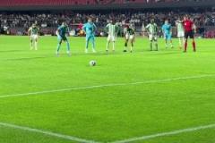 內馬爾越來越胖了啊！這高舉角旗桿看著像肚腩都出來了