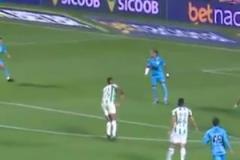 罕見暴怒！爭頂時裁判吹罰了內馬爾犯規，內馬爾瞬間暴怒駁斥