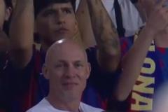 佩德里下場的時候，把隊長袖標(biāo)交給了加維，隨后二人深情擁抱