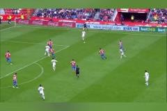 太靈活了！伊斯科在眾人的圍搶中取得進球！