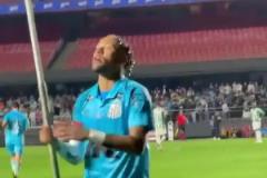 這里是我的地盤！現(xiàn)場直拍內馬爾高舉角旗桿！