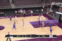 杰倫-格林與朱贊單挑，被朱贊強行碾至籃下得分