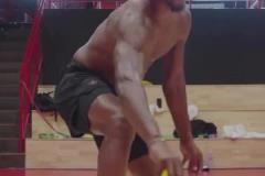 愛德華茲剪完頭發(fā)后對自己的發(fā)型很滿意自戀了一下 ...