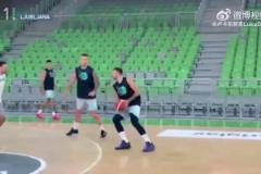 東契奇在斯洛文尼亞隊(duì)內(nèi)訓(xùn)練，身材看著似乎修長了很多