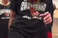 少兒不宜？名場面：克拉克直播慶祝，被隊友從身后“頂”了一下！