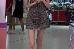 大長腿！許諾：2米女生沉浸式逛商場 高處放心交給我就好了~