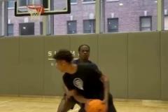 學的很像！甜瓜兒子基揚-安東尼訓練中展示了父親的招牌動作