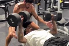 杰倫-格林用90磅啞鈴做啞鈴臥推+瘋狂大重量深蹲！訓練師：整個夏天都在努力！