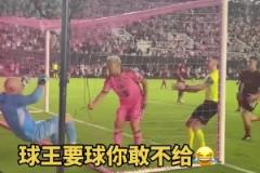 門將氣壞了！蘇亞雷斯：梅西要球你敢不給？