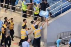 嚇人！網傳毛偉杰粉絲對面大連球迷罵偶像，激情之下掉下看臺