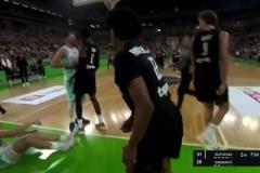 好勝心東契奇與前湖人球員邦加起沖突！怒推后者+狂噴垃圾話