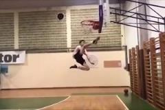 真牛逼！14歲塞斯科展現驚人運動天賦，用腳踢到3米高籃筐