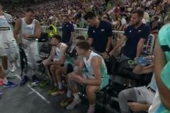 除了打球還得當教練！東契奇在比賽暫停期間指導隊友