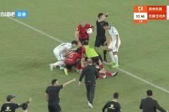 昏厥前已不適！鏡頭顯示蘇州東吳球員胡靖倒地前連續彎腰扶膝