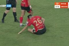 鏡頭顯示：胡靖昏厥前幾分鐘曾與對手發生沖撞，手捂腹部表情痛苦