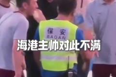 比賽中多名海港球員踩踏申花隊徽，后續女記者勸阻無辜被打