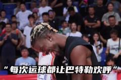 比賽結束后，盧卡無法進入他的新車，這讓他很惱火...