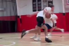 這持球真能練出來吧弗拉格訓(xùn)練將對手晃倒在地，順勢飛身暴扣