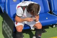 愛來自伯納烏莫德里奇每次上場前都會親吻護腿板！