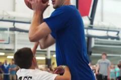 又在摧毀別人的籃球夢弗拉格參加活動肆意暴扣“狂扁小朋友”