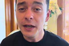 笑起來像月牙玉昆美女主持大晚上不睡覺在試圖散發(fā)魅力~