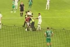 寵粉球迷沖入場(chǎng)內(nèi)找姆巴佩要合影，姆總攔住保安滿足球迷