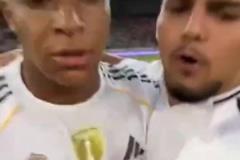 姆總還配合的笑了沖場(chǎng)找姆巴佩要合影的球迷發(fā)布沖場(chǎng)自拍視頻