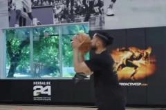 小帥又開始了新的訓(xùn)練 ，雙人包夾后傳球