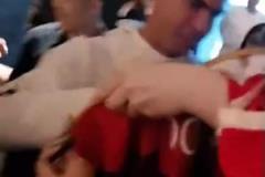 人氣火爆！C羅走出酒店電梯，為蹲守酒店的球迷簽名