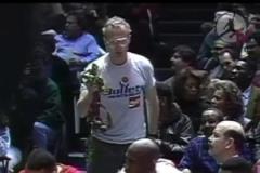 挑釁神！子彈隊球迷貼臉輸出喬丹！這手上拿的是什么？