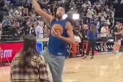 世界是個巨大的草臺班子戈貝爾熱身籃下能連續三個勾手不進的