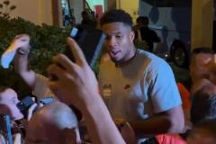 能否出戰歐錦賽熱身賽字母哥已經帶領希臘男籃抵達下榻酒店