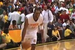 卡特從別人頭頂飛過去就這么輕松嗎？真是外星人彈跳！