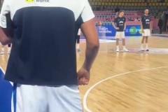 約基奇大肚腩已經很明顯的凸出來了 ...