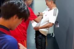 當場跪地情緒崩潰！日本球迷拿到小羅親筆簽名后淚流滿面